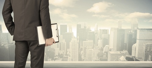 gebaeudereinigung chef mit notizblock in der hand