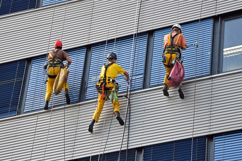 Jalousiereiniger abgeselt vom Geb&auml;de bei Jalousienreinigung
